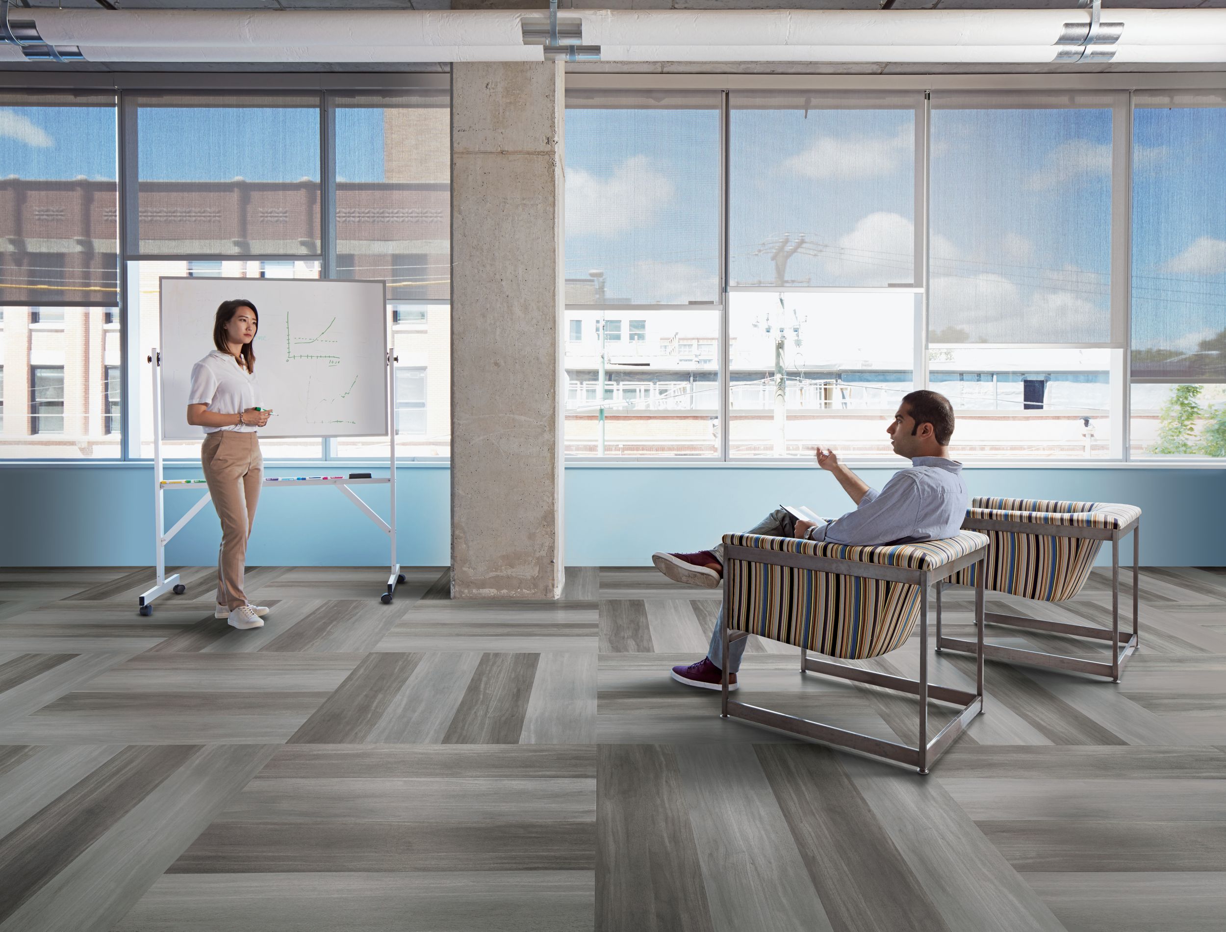 Interface Studio Set LVT in meeting area with white board and chairs numéro d’image 3